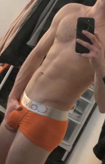 Happy hump day 🍆😏 you like my orange Calvins?