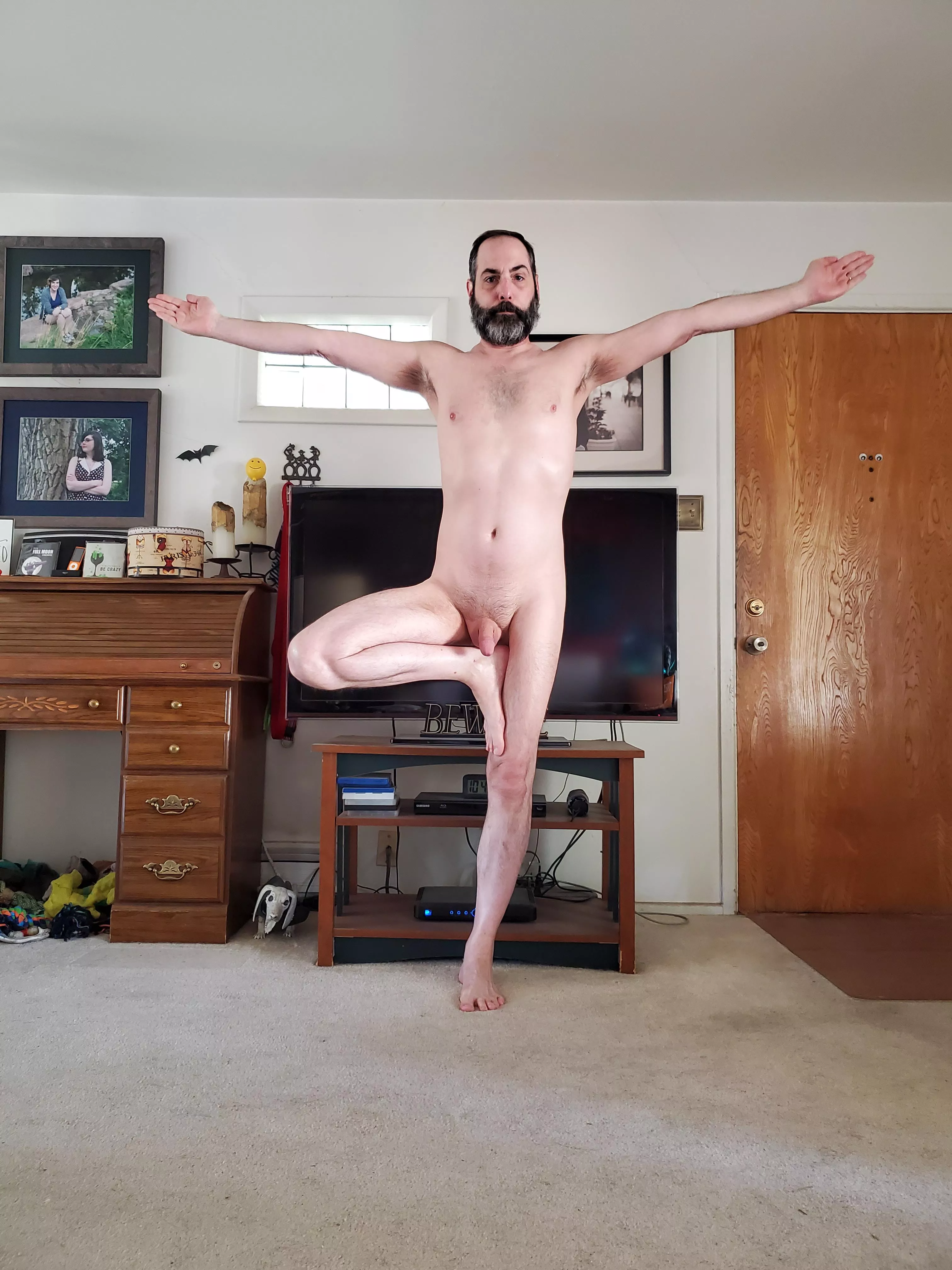 Happy #treeposetuesday to all my fellow naked yoga enthusiasts! 😘🧘‍♂️🕉