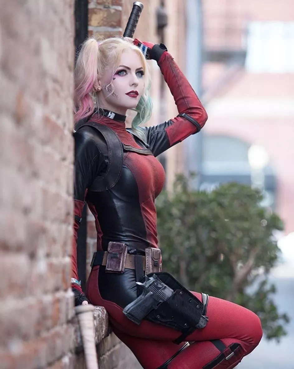 Harley Quinn stoles Deadpools outfit (by MaidOfMidnight)