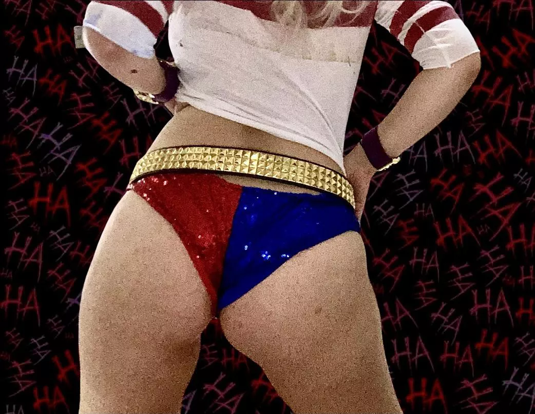 Harley Quinn’s shorts are too short [f]