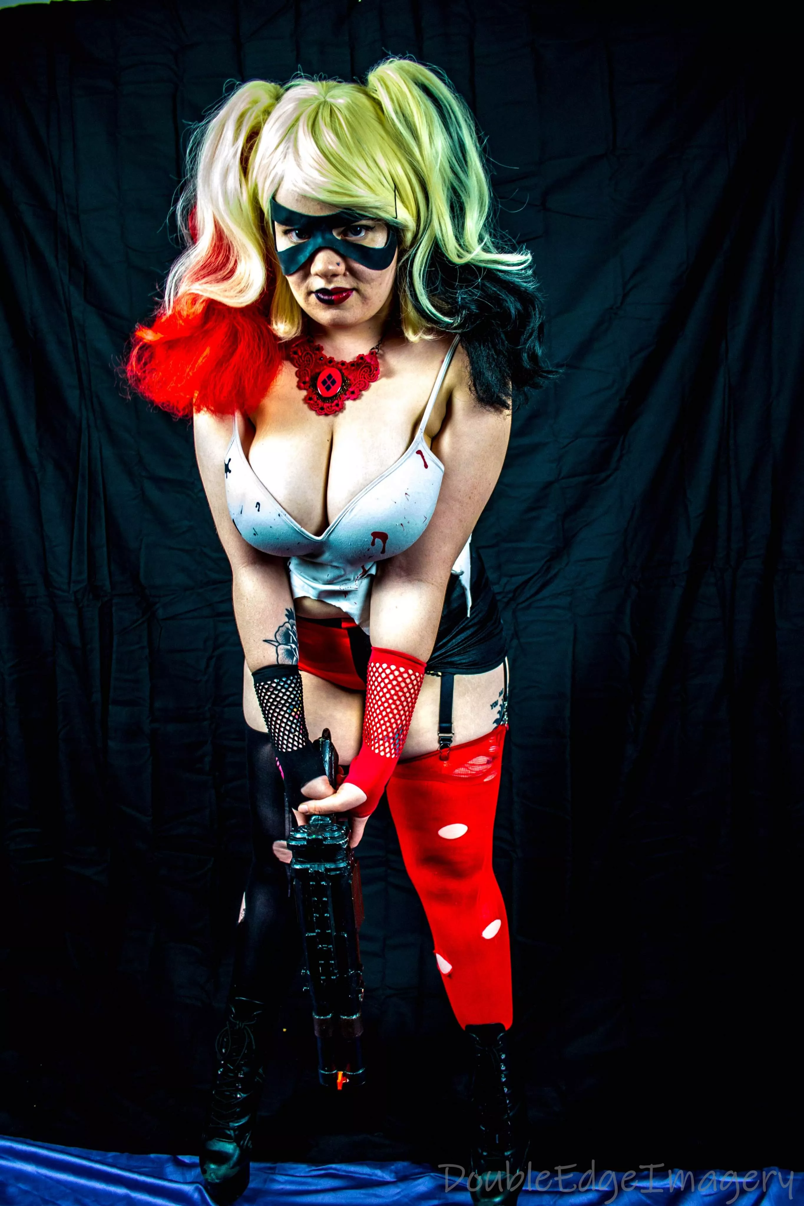 Harley's here to play! ðŸ˜‰ðŸ–¤â¤ [Cosplay by Harley Synn]