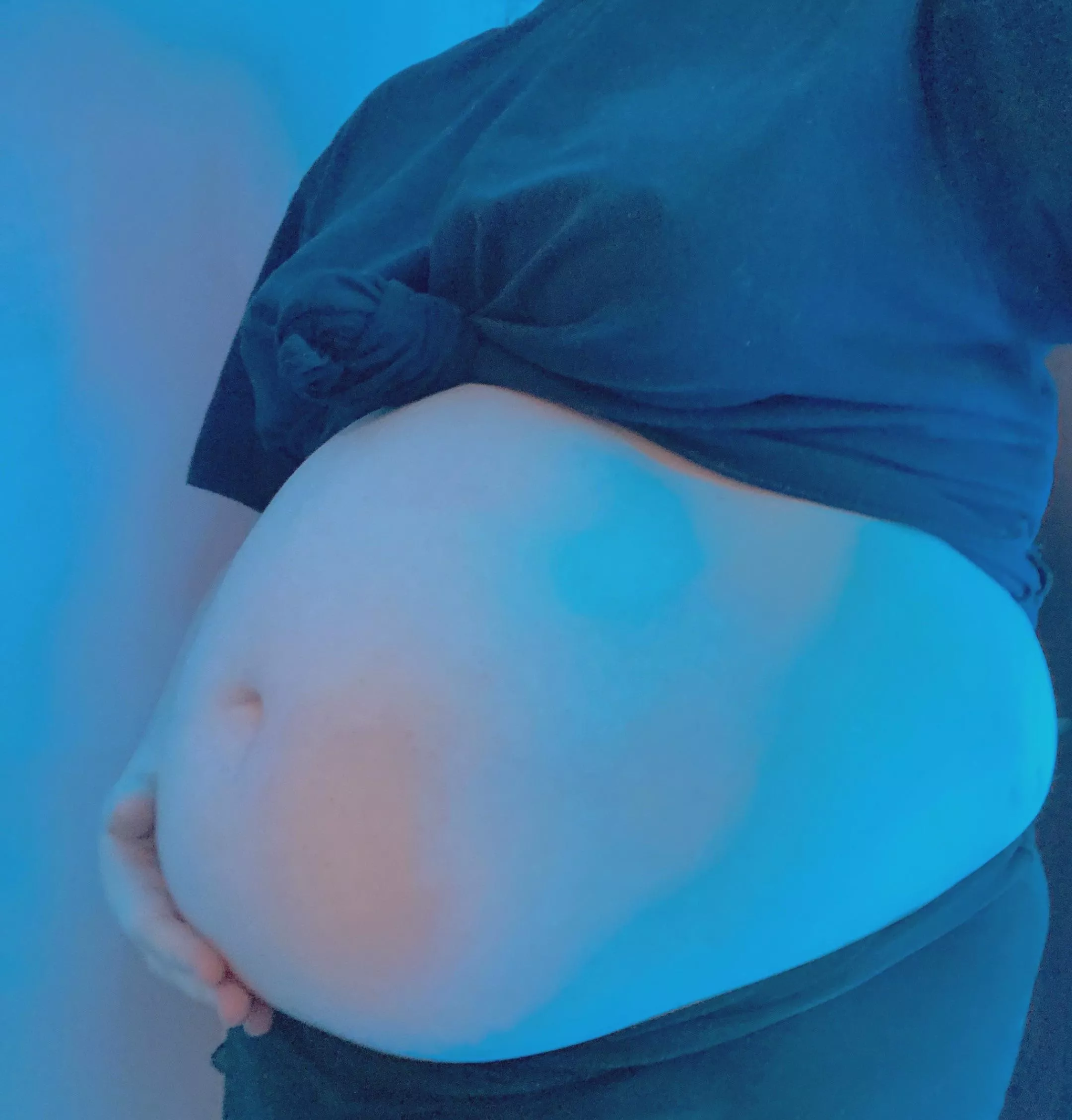 has anyone who has experienced significant weight gain suddenly… popped out, gut wise? my belly looks incredibly huge this week, and i can’t remember it being quite so noticeable before.. 😳 this is my empty belly..