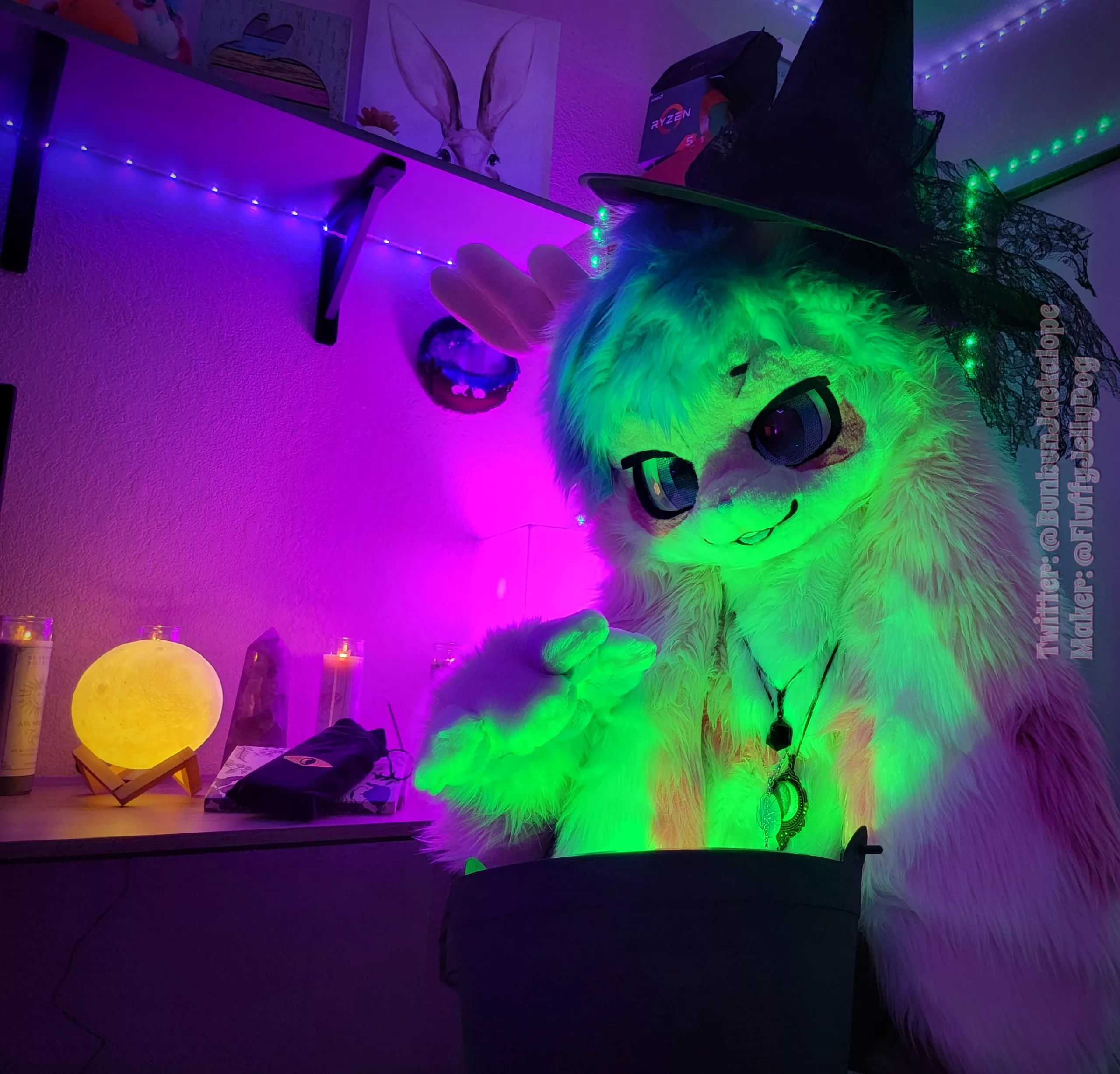 Have a spooky fursuit Friday! 😱