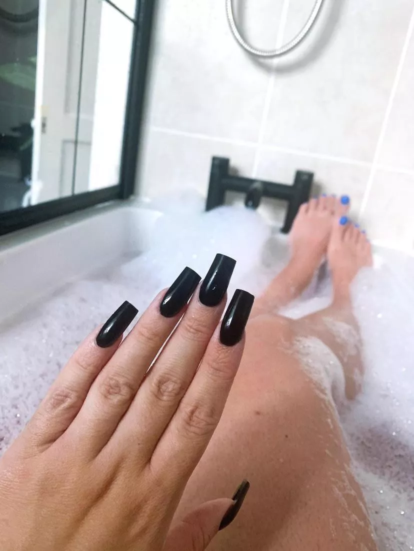 Have you ever been tickled in the bath? 😈💅🏼💦💦