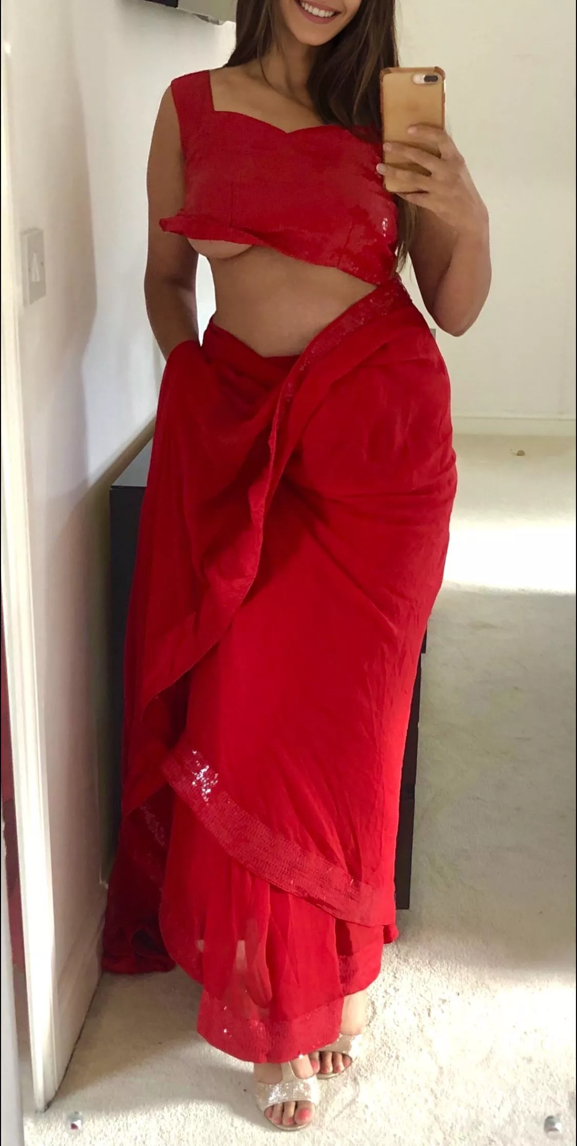 Have you ever seen an Indian girl wear a sari with underboob before? 😉💋