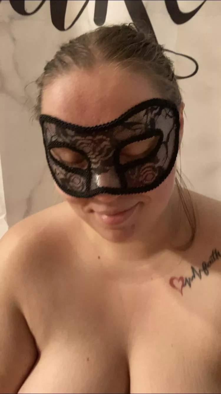 Having some fun tonight 😍 Cum & join me on my page! Link in comments 😋