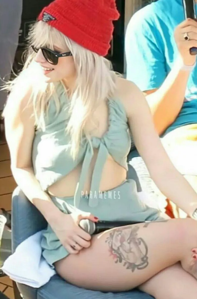 Hayley williams makes me wanna be on my knees ready to worship her, eat her pussy and please her in any way she wanted