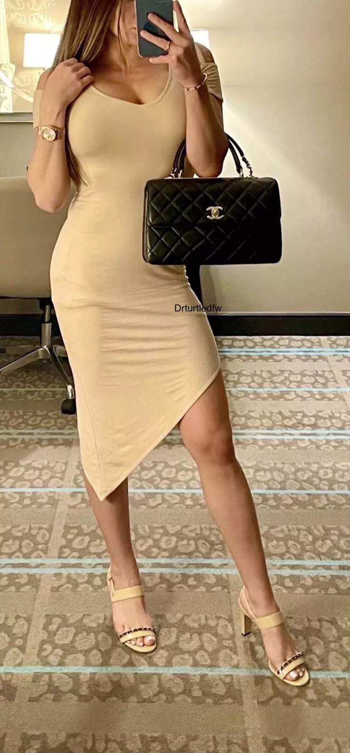 Heels, tight dress, my favorite handbag, and fuck me Friday! Who wants to play? 59(f)