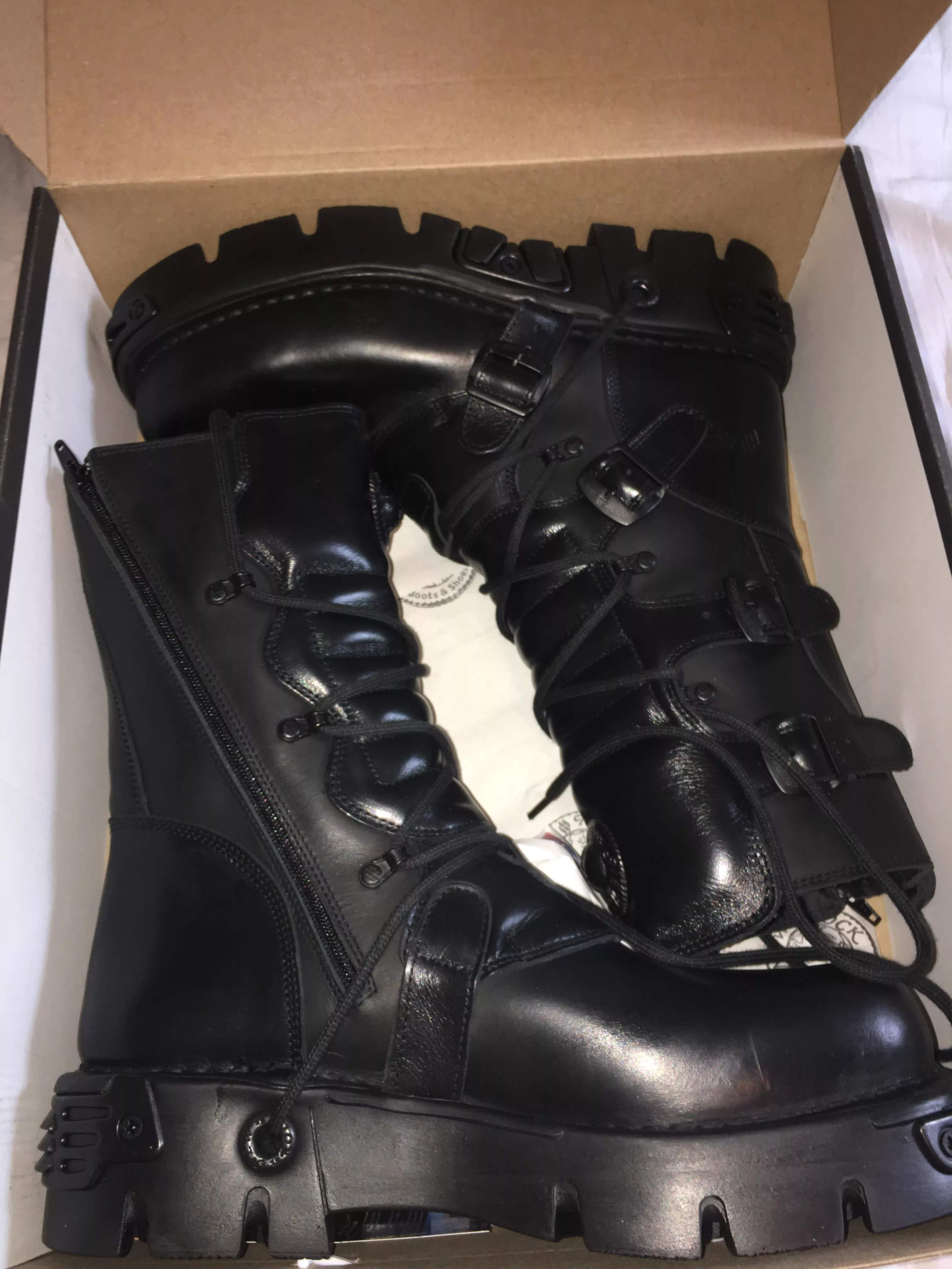 Hello my fellow humans who also enjoy the simple pleasure of good boots, these are my favourites, the newrock’s nomada black!