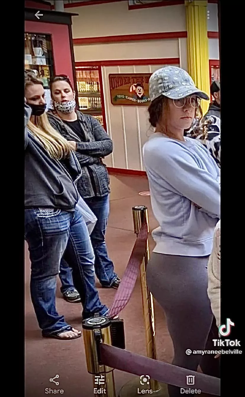 Her Ass In Leggings Has Other Girls Staring🍑👀