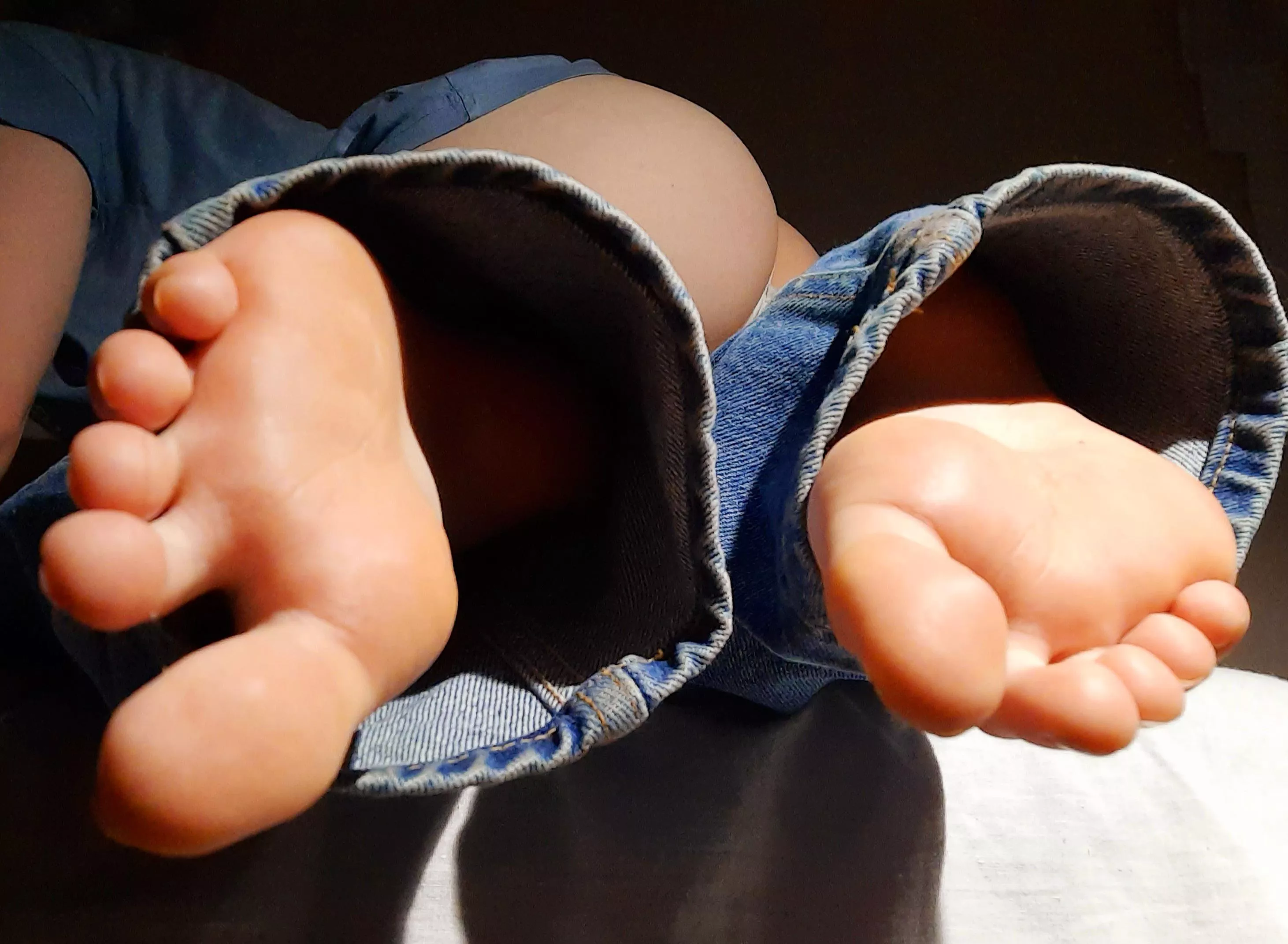 Here to make you lose NNN with my denim soles 😏 Day eleven, toes close up, but with a sneaky butt shot 🧡