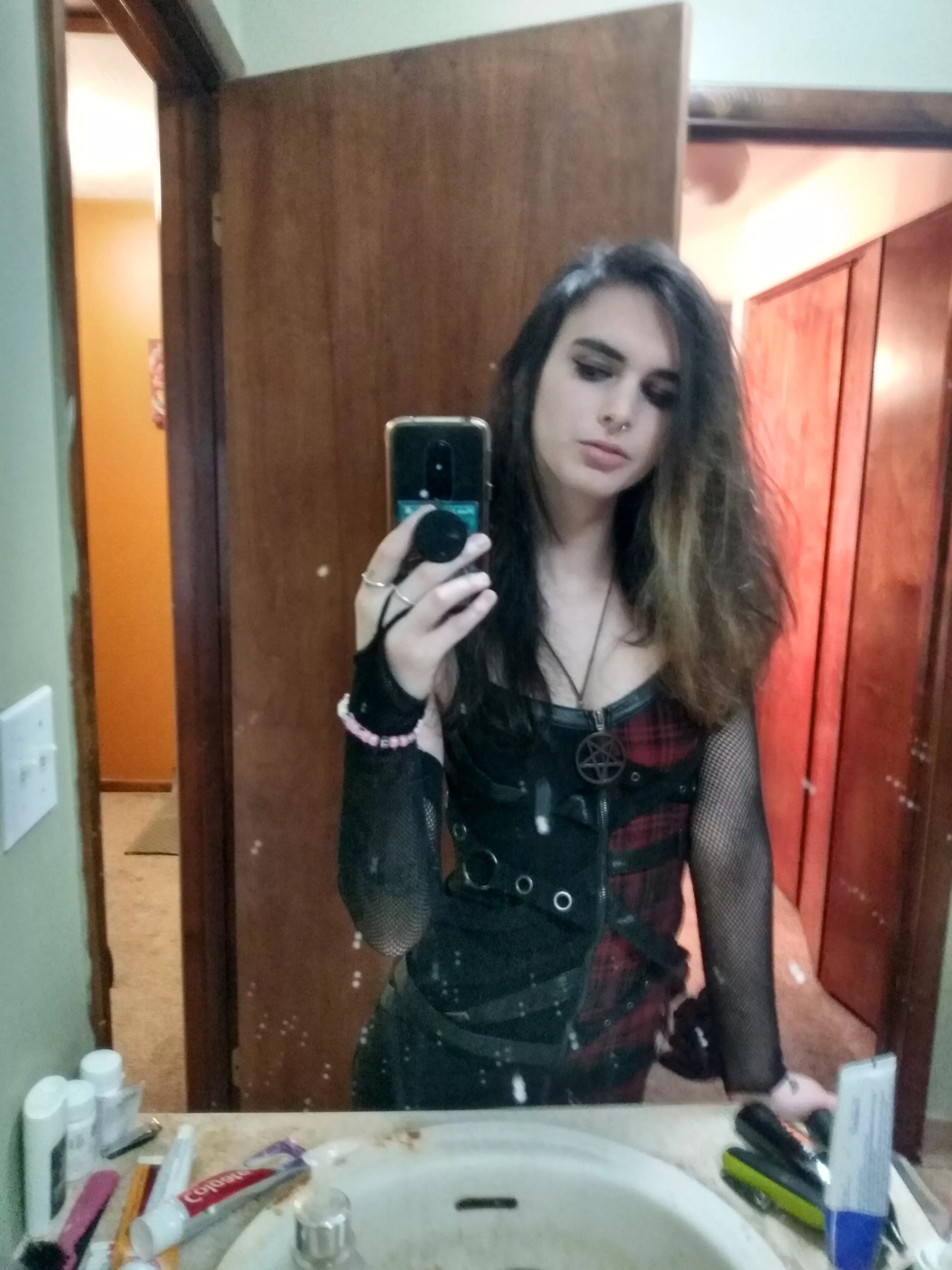 Here's a bathroom selfie from when I came back clubbing. Tell me how I look?ðŸ¦‡ðŸ’–