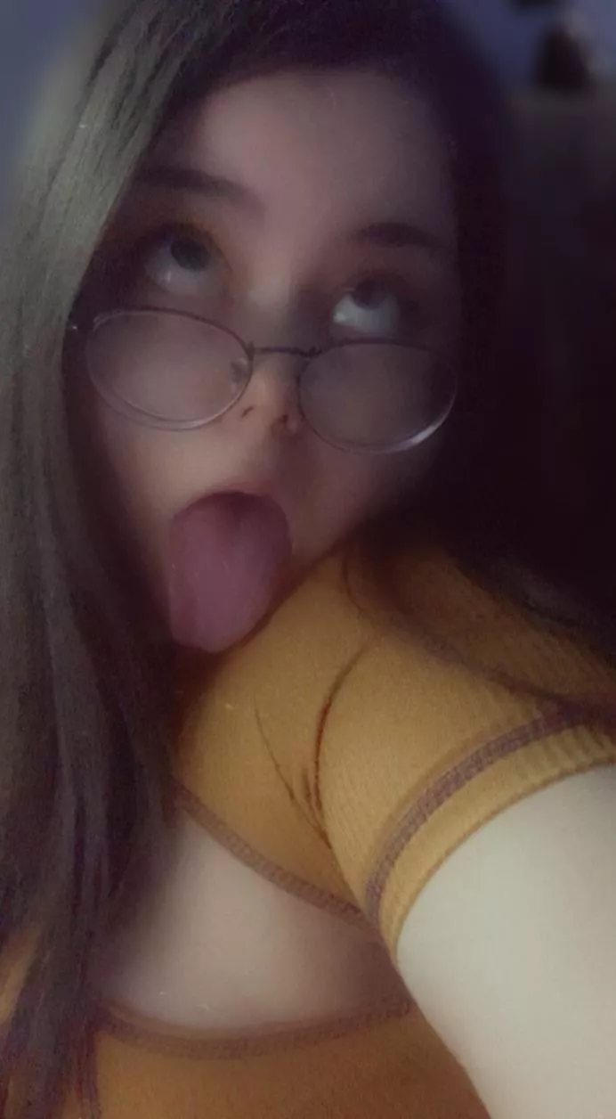 Hereâ€™s a picture of my tongue for you to jerk off to as you imagine cumming down my throat. your welcome <3