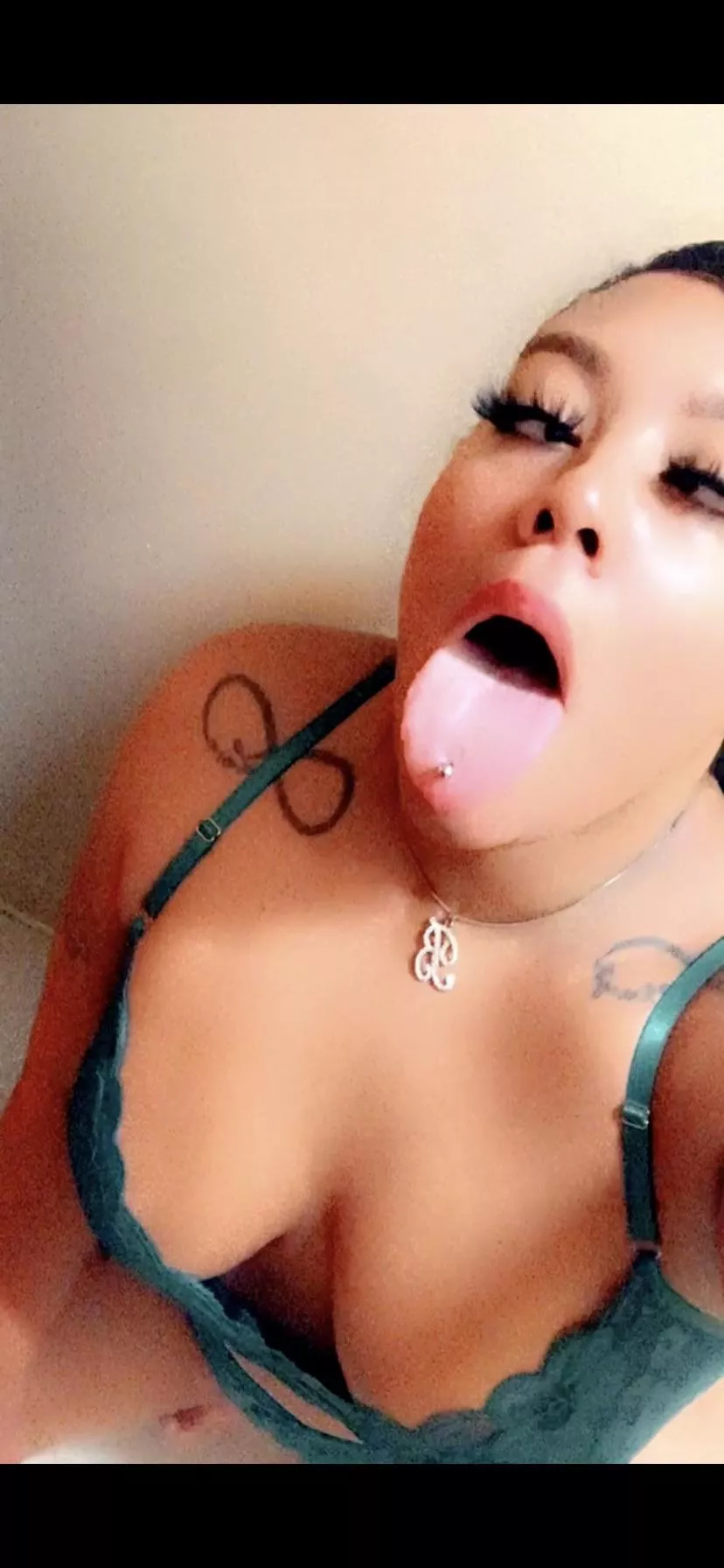 Hi daddy 💋 Big tits & ass melanin goddess at your service . Always available for chat so cum show me what you’ve got 🍆 🤤. link in comments