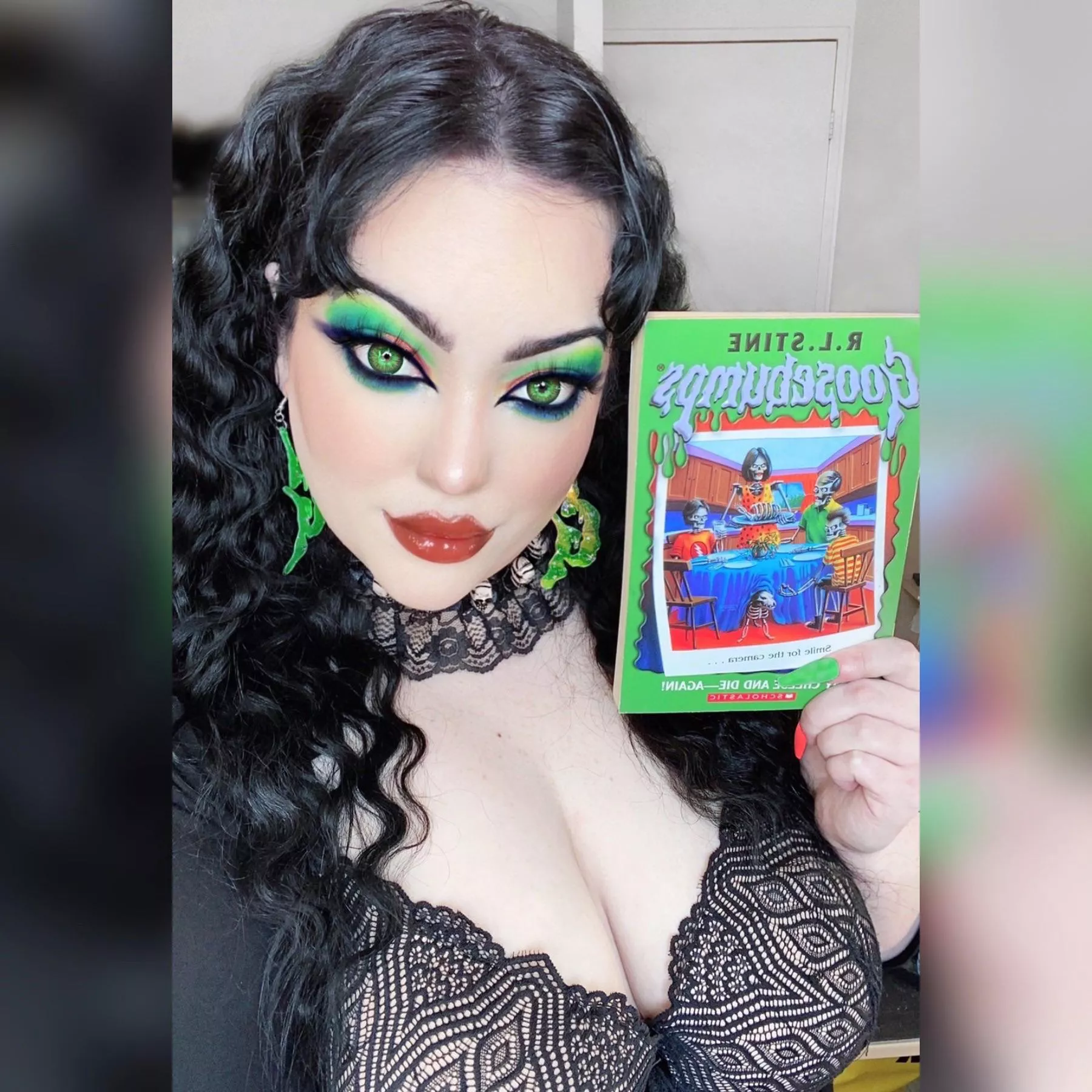 Hi! I’m Ashley and I’m new here. I’m obsessed with all things GooseBumps !! My makeup is inspired by the SAY CHEESE AND DIE — AGAIN cover📚