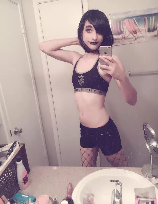 Hitting up a goth club tonight hopefully I can find someone to suck off after ;P