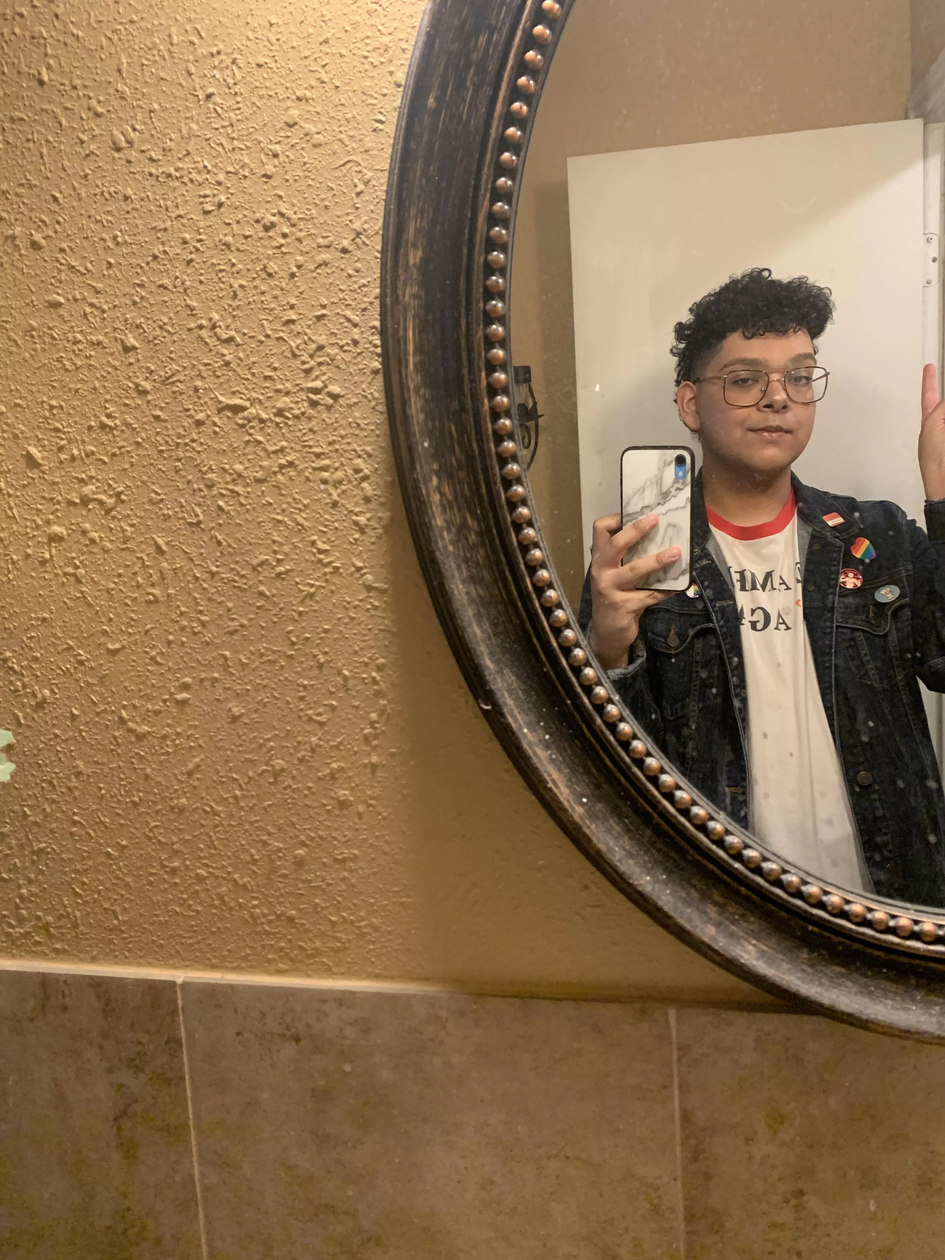 HMU fellow gaymers, I need friends and also discord servers lolz