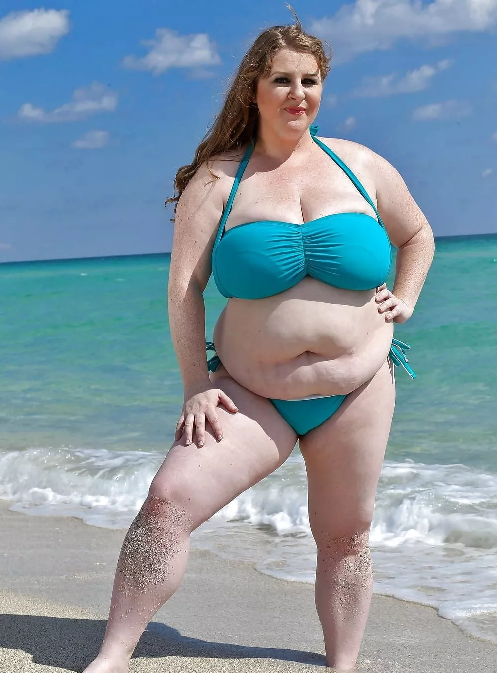 Hope Sapphire put sunscreen on her pale skin before going to the beach