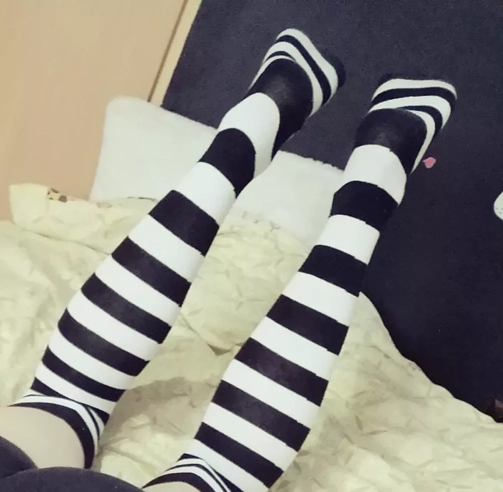 Hope you aren't bored with my black white socks ;3