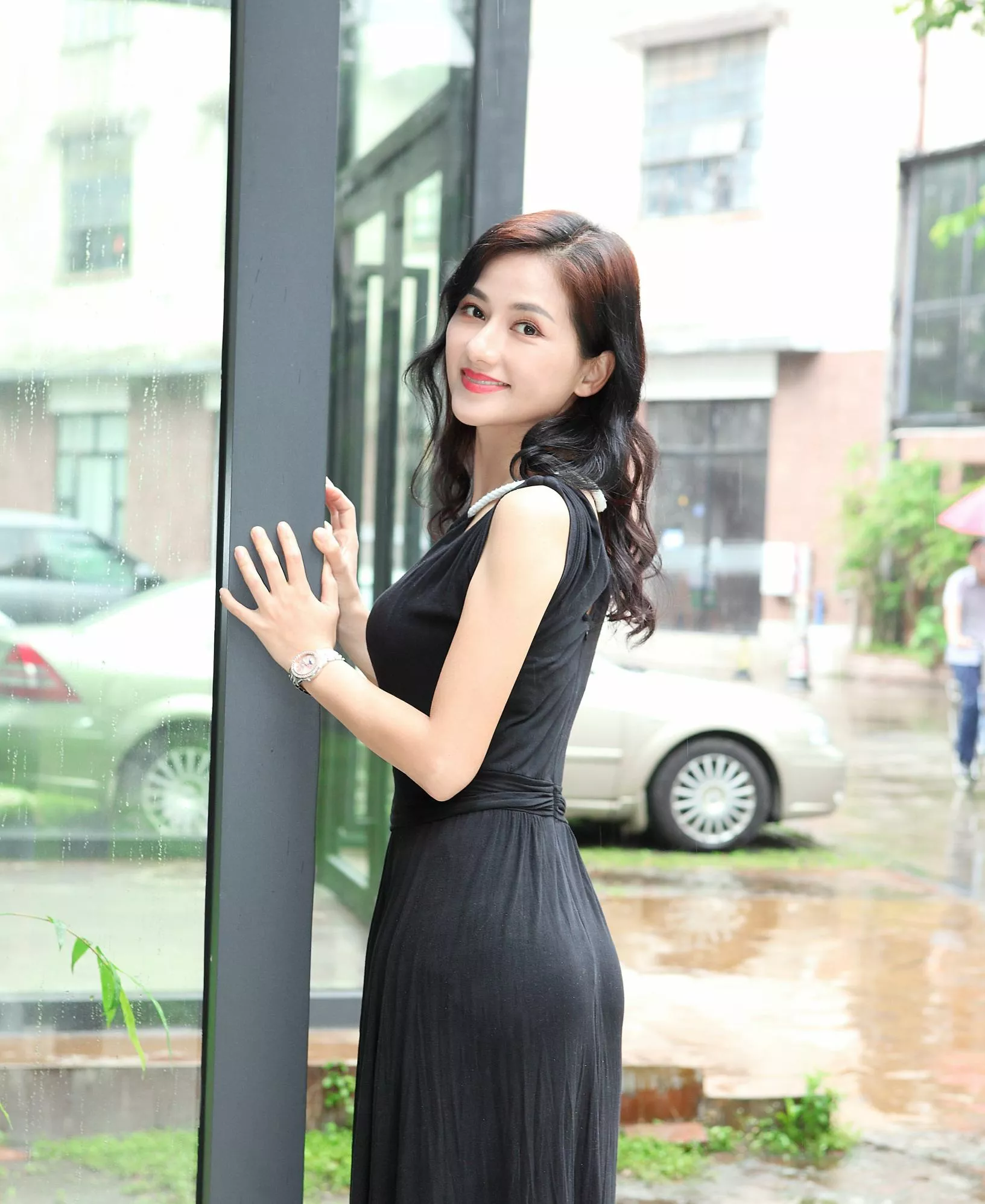 Hot Chinese lady in black dress [F43]