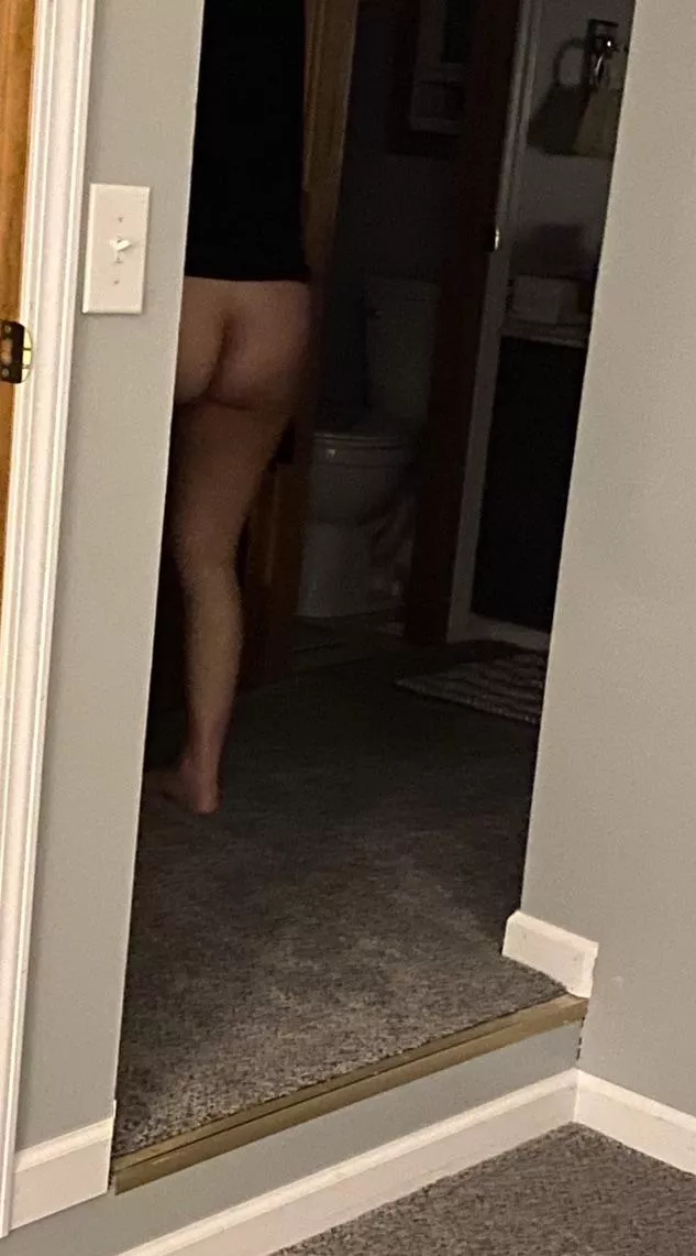 Husbands little candid pic of my white tush 🤫