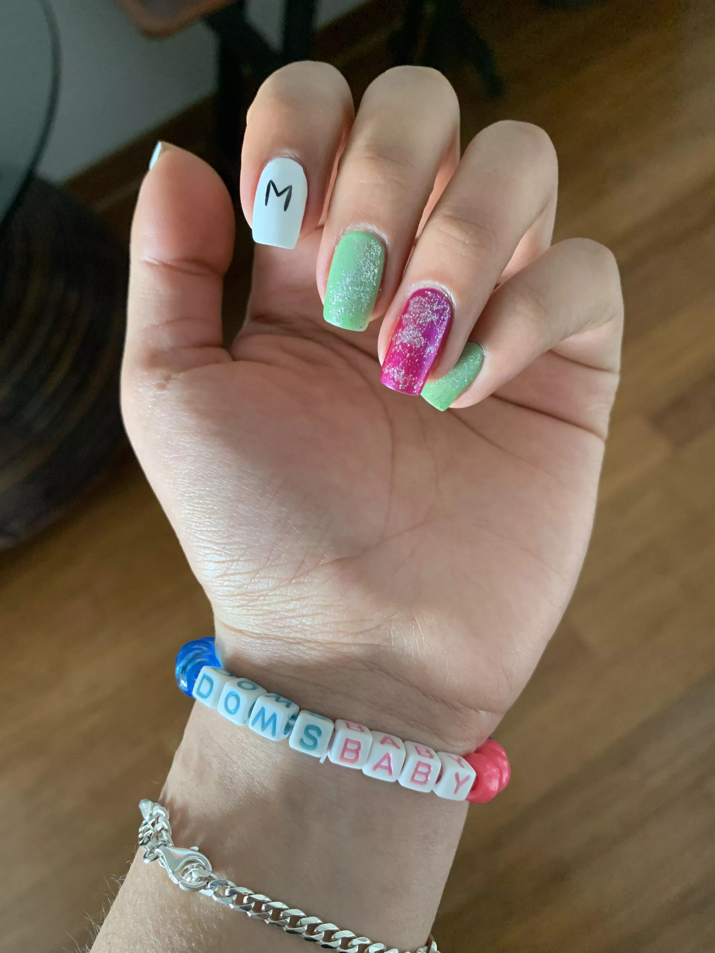 I always go with my daddy mark…can be a bracelet or a collar but it’s so cute to remember him anywhere along my day. It matches my nails too 🐱. Do u wear any collar or bracelets?