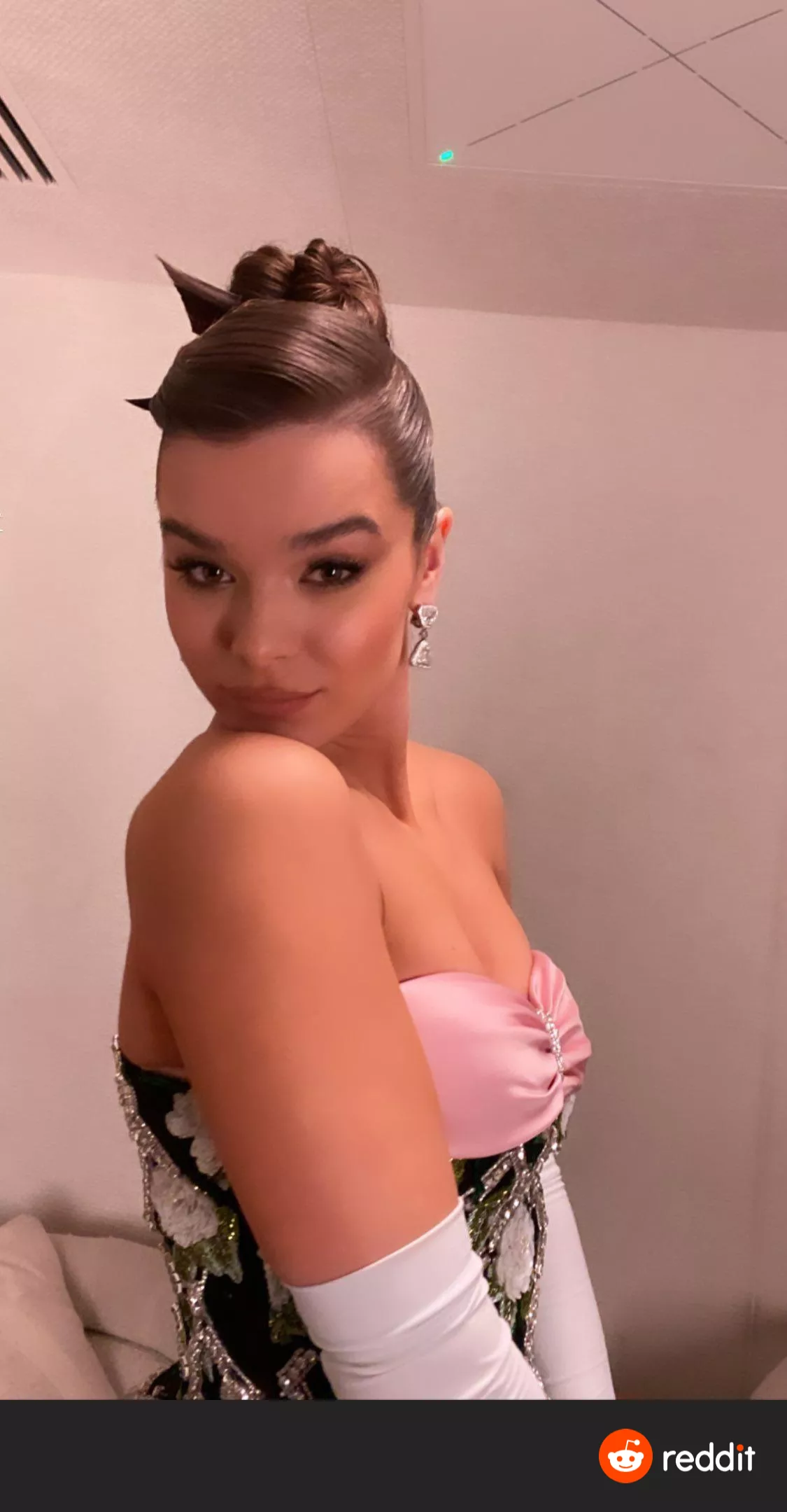 I am so fucking horny to godess hailee steinfild