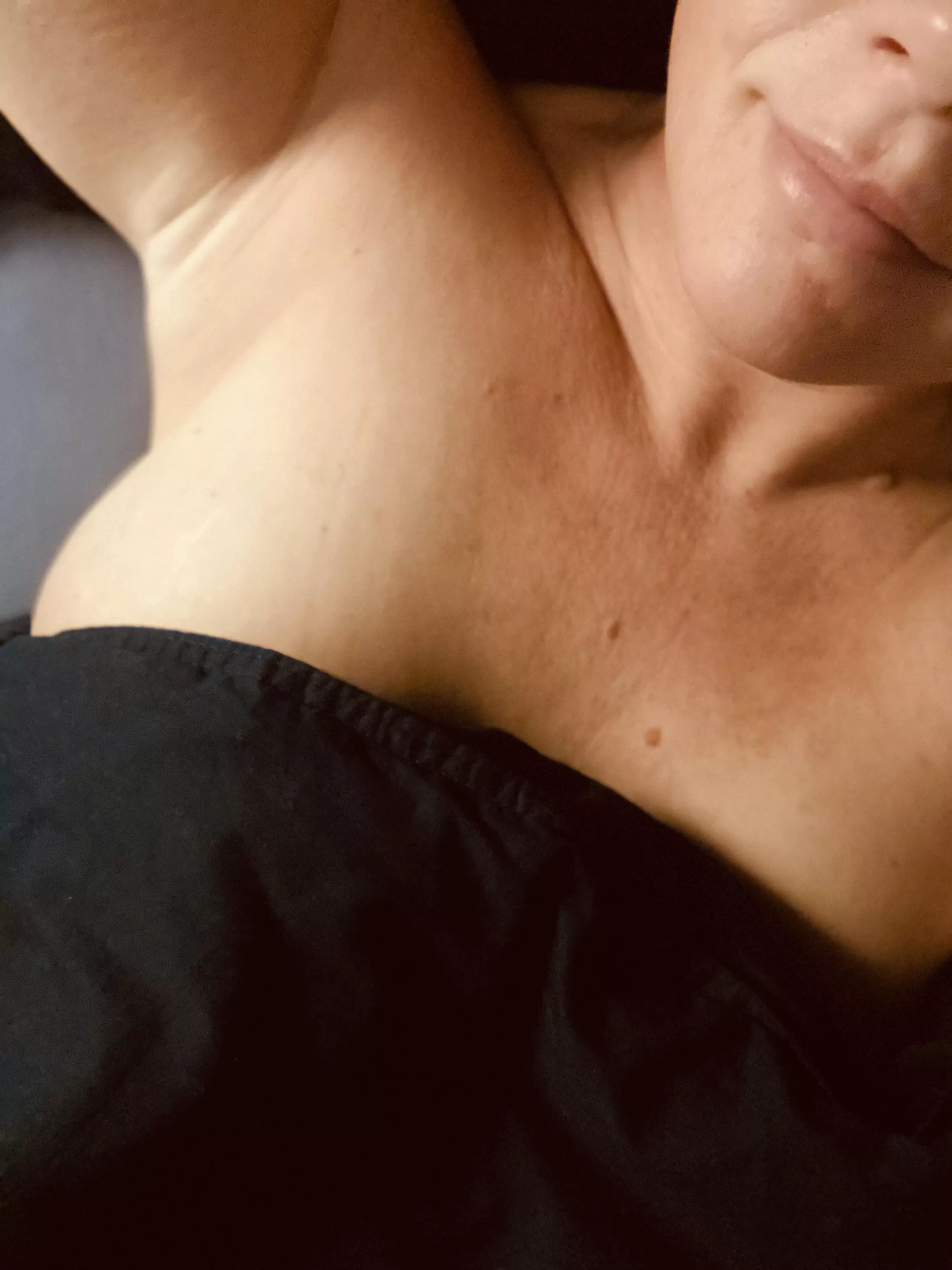 I don’t wanna get out of bed 😟 Can’t you join me instead? 😇 (f)41