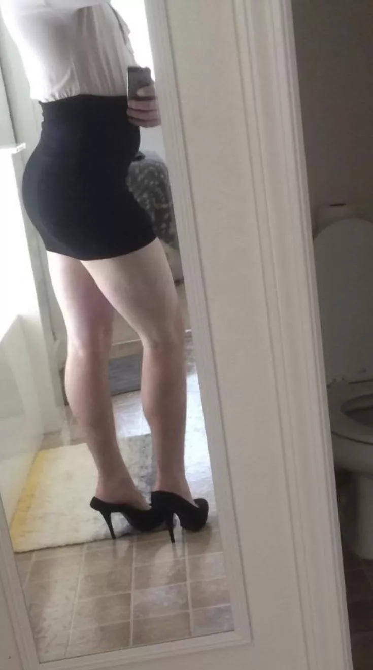 I found an old pic of me crossdressing in my old roommate’s clothes! I love how curvy I look!😍