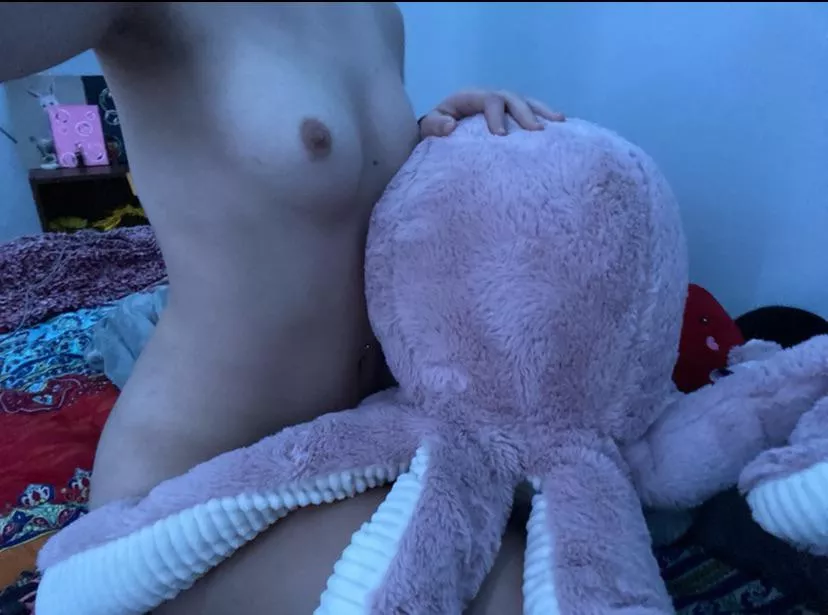 I got a tentacle plushy! Please someone who likes hentai tell me that this is the best purchase ever?! I just wanna ride it and grind on it🤤🤰🐙