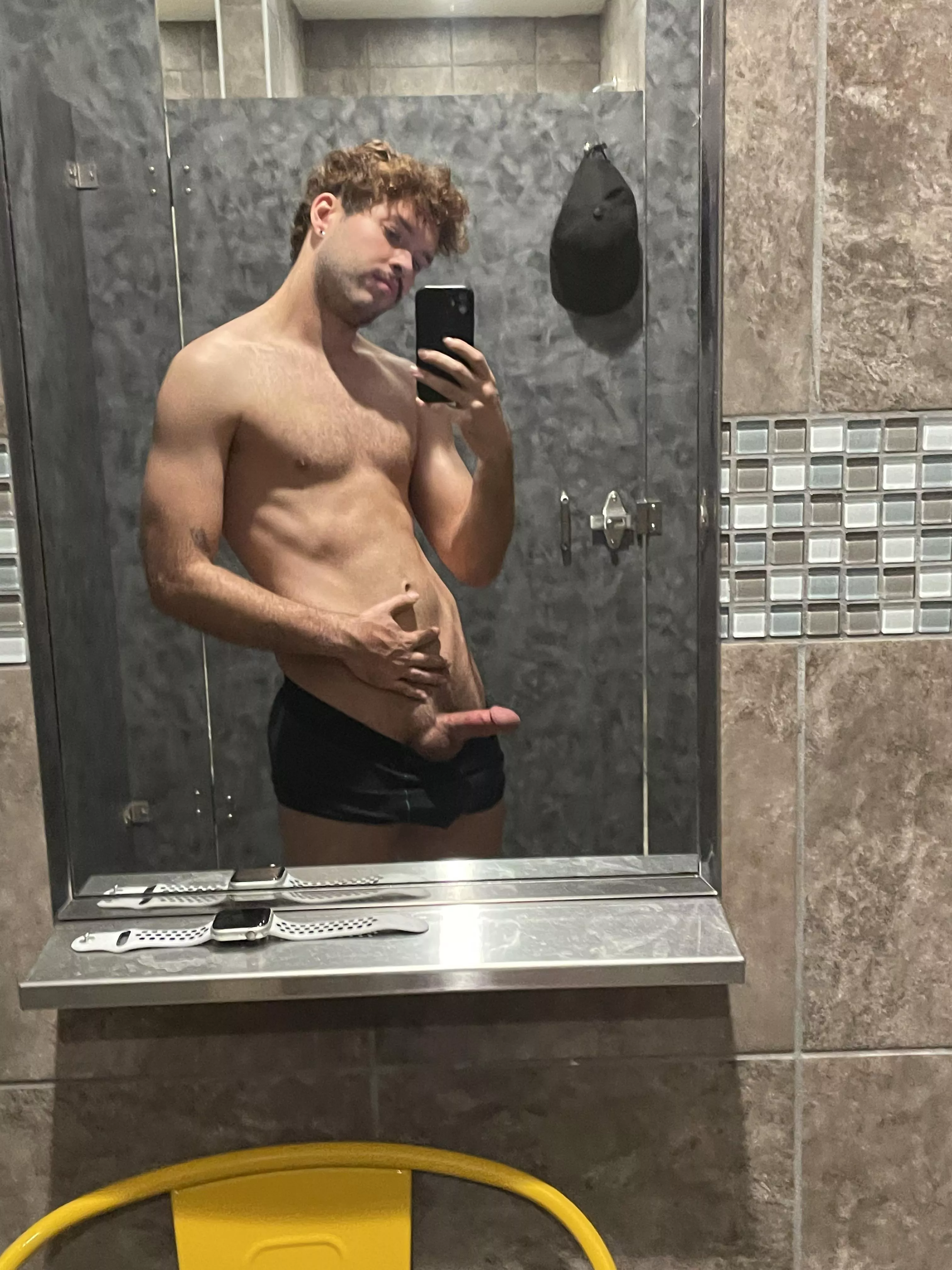 I got so fucking hard at the gym today 🥵