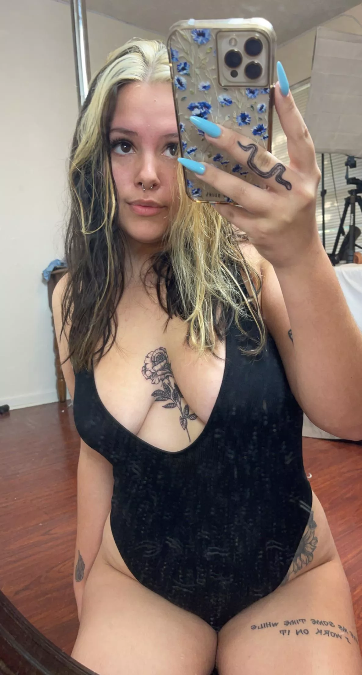 i hope you like girls with tattoosðŸ˜˜ [F]18