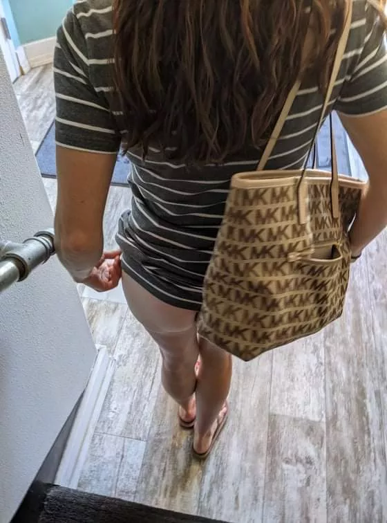 I knew hubby was going to meet with an old high school friend for dinner tonight. I just had no idea how cute and sexy she would be. So I wasn't suprised when hubby texted me that he would be home late tonight, so I shouldn't wait up for him. 🤤