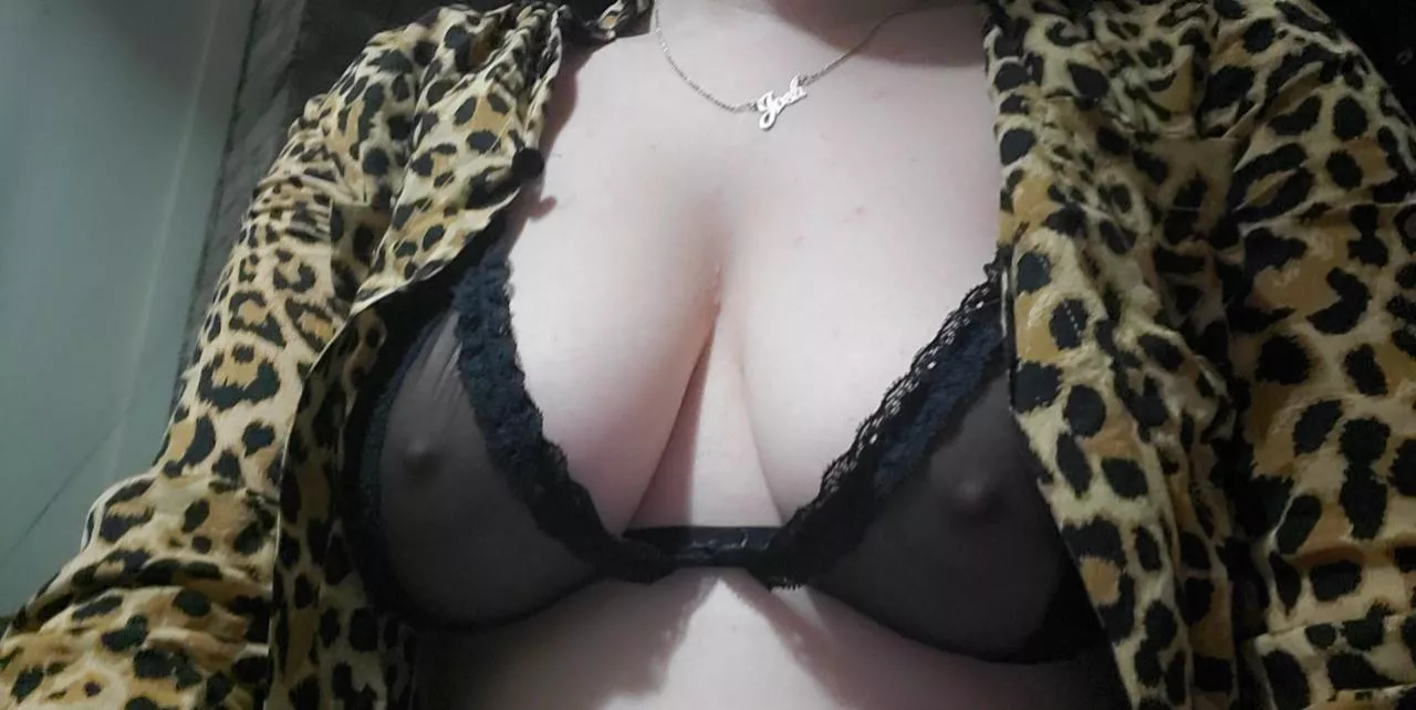 I like the way my tits look in the top ðŸ˜‡ (oc)