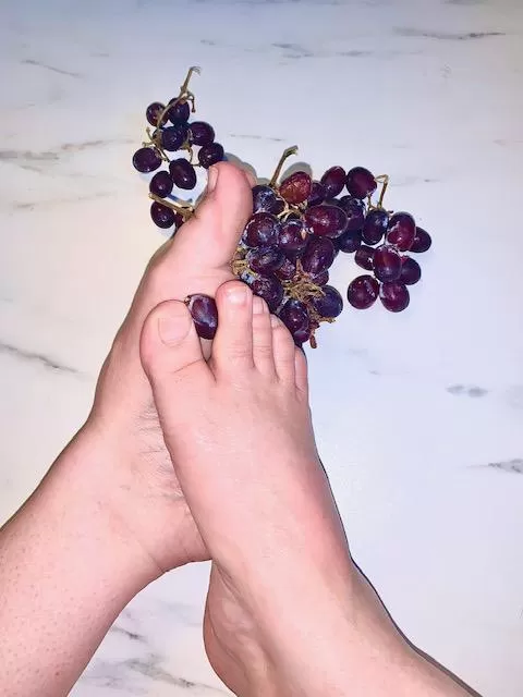 🍇I like to smash things with my feet!🍇