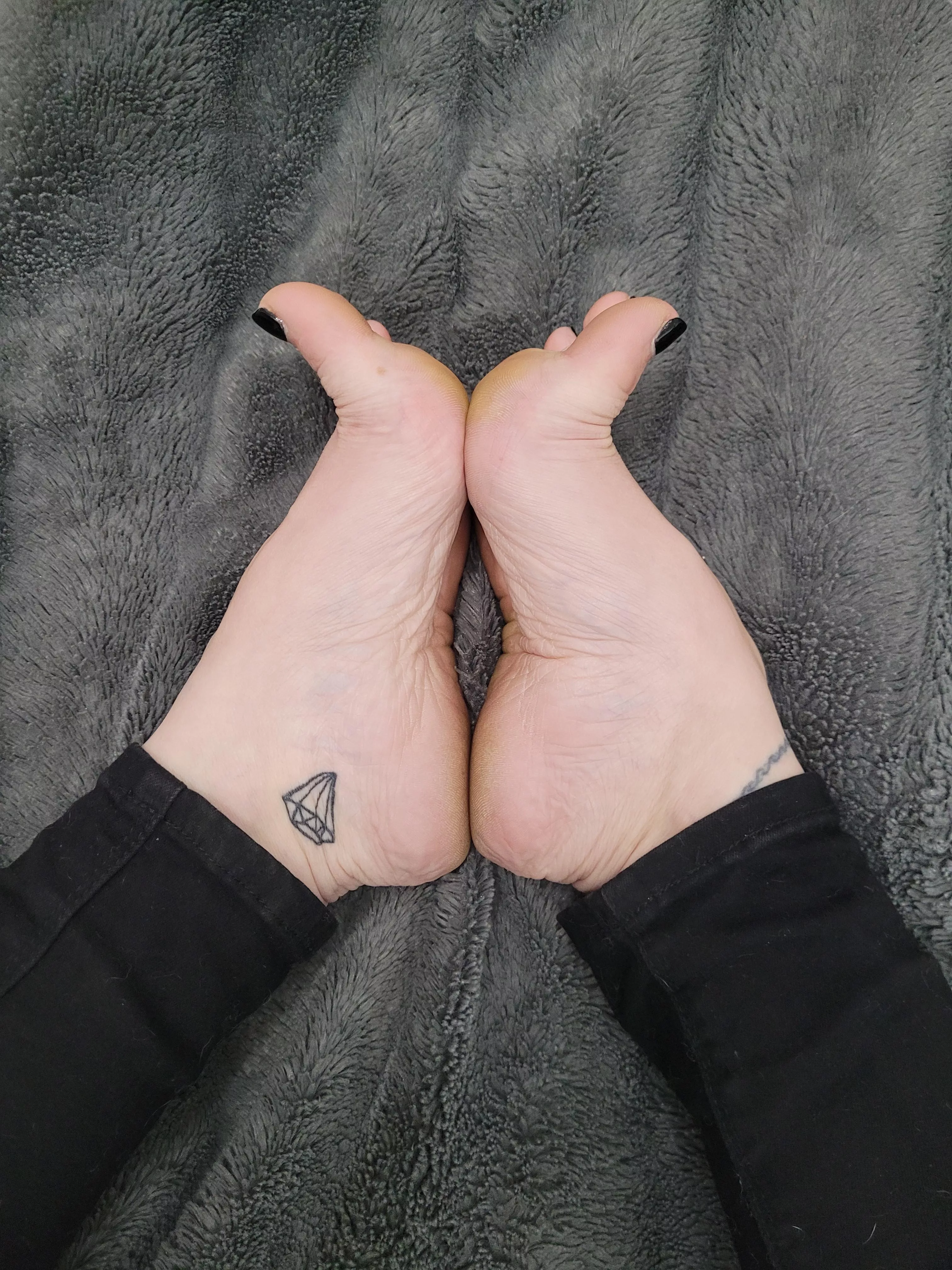 I love how flexible my feet are. 💋🖤🔪