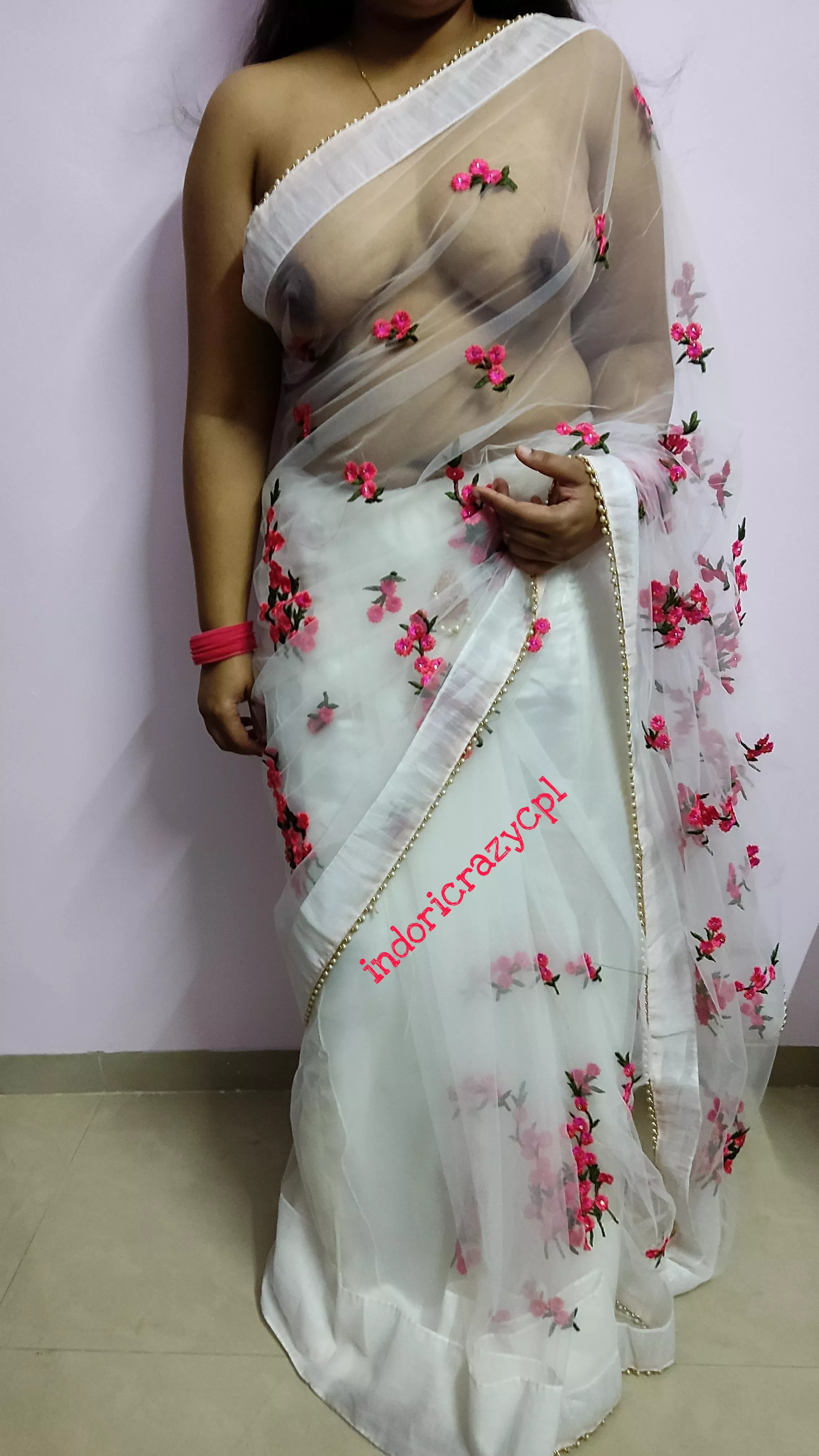 I love it when she teases me in sareeðŸ˜‰