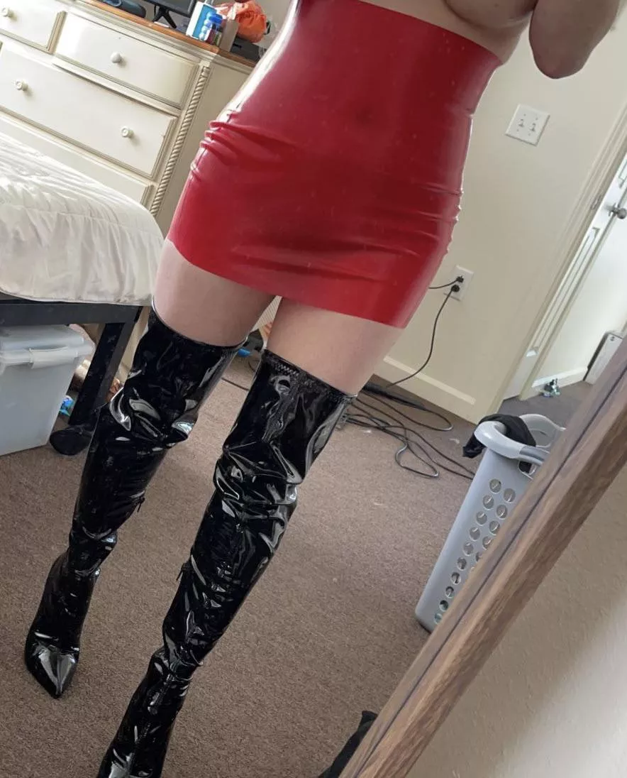 I love red latex 😍