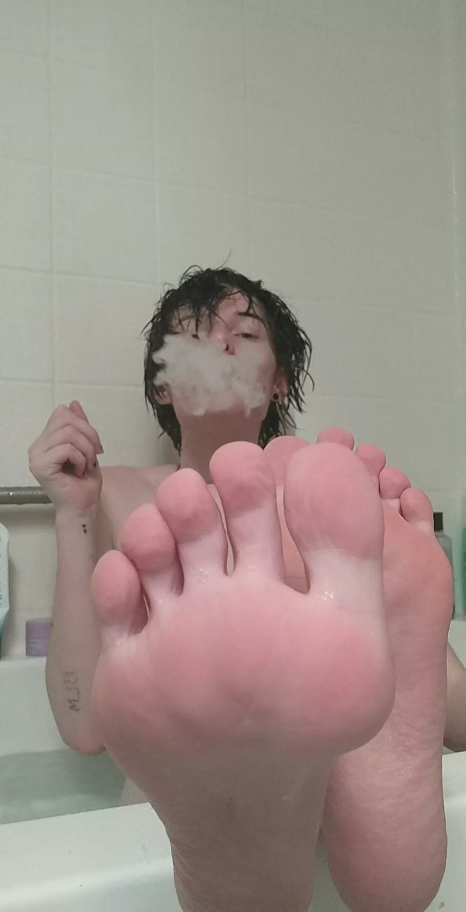 I love smoking the day away in my bathtub :) (dms are welcomed)