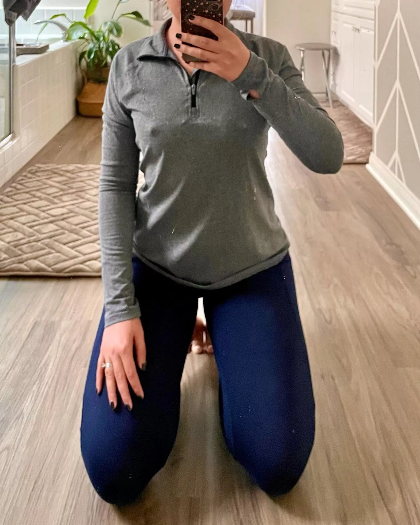 I love the combo of quarter-zip long sleeve and yoga pants as year-round athleisure, especially as the weather cools down. Just feels like a constant hug 💕