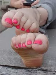 I love the pink toes the best😍