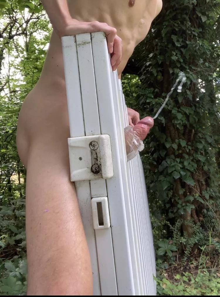 I love to shoot huge loads 💦 💦 💦 and I love nature 🍃! Do you like my new toy? M23