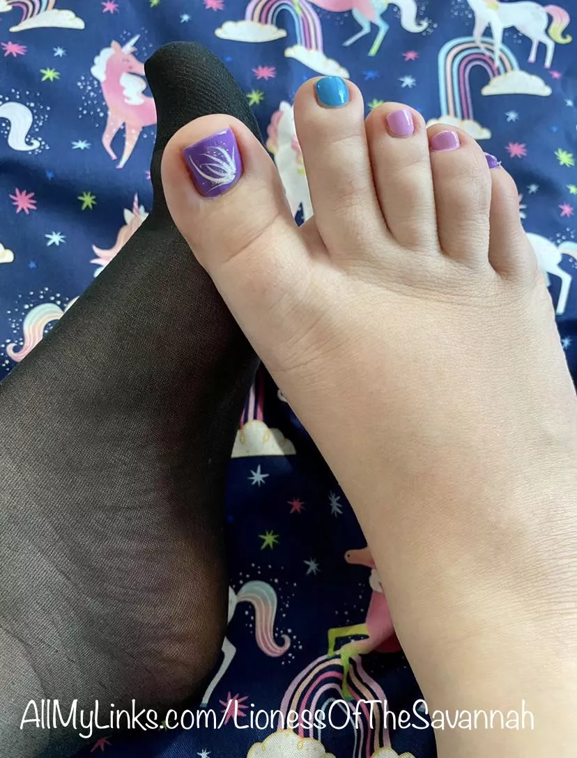 I love wearing nylon socks, but I also love my cute multicolored toesâ€¦ Which do you prefer?!