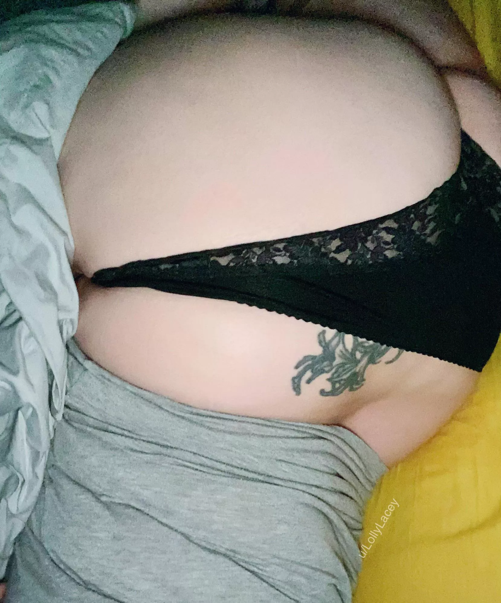 I need a volunteer to come eat this ass 🙋‍♀️