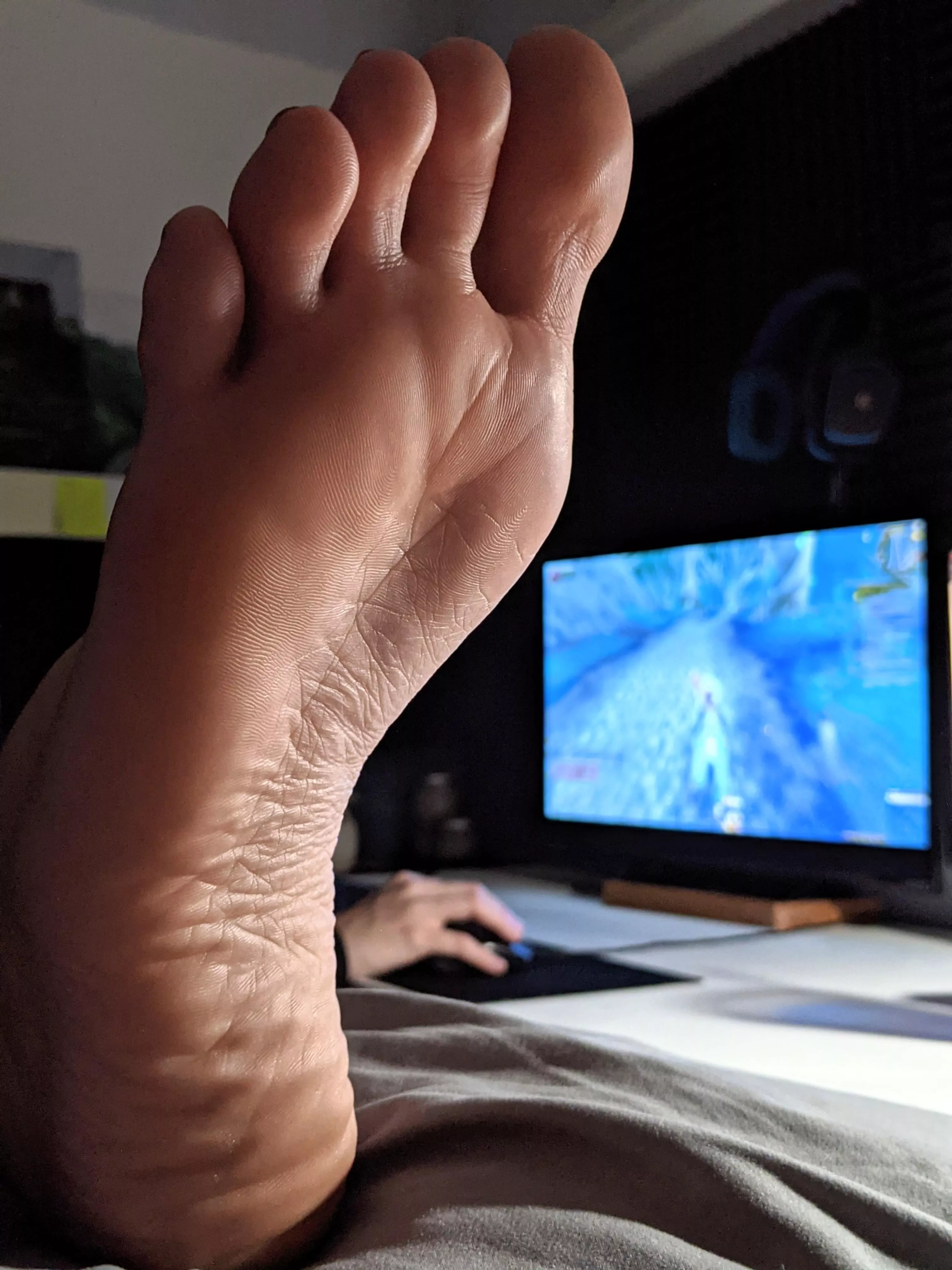 I need to finish this quest, in the meantime you can do whatever you want with my feet 🙃