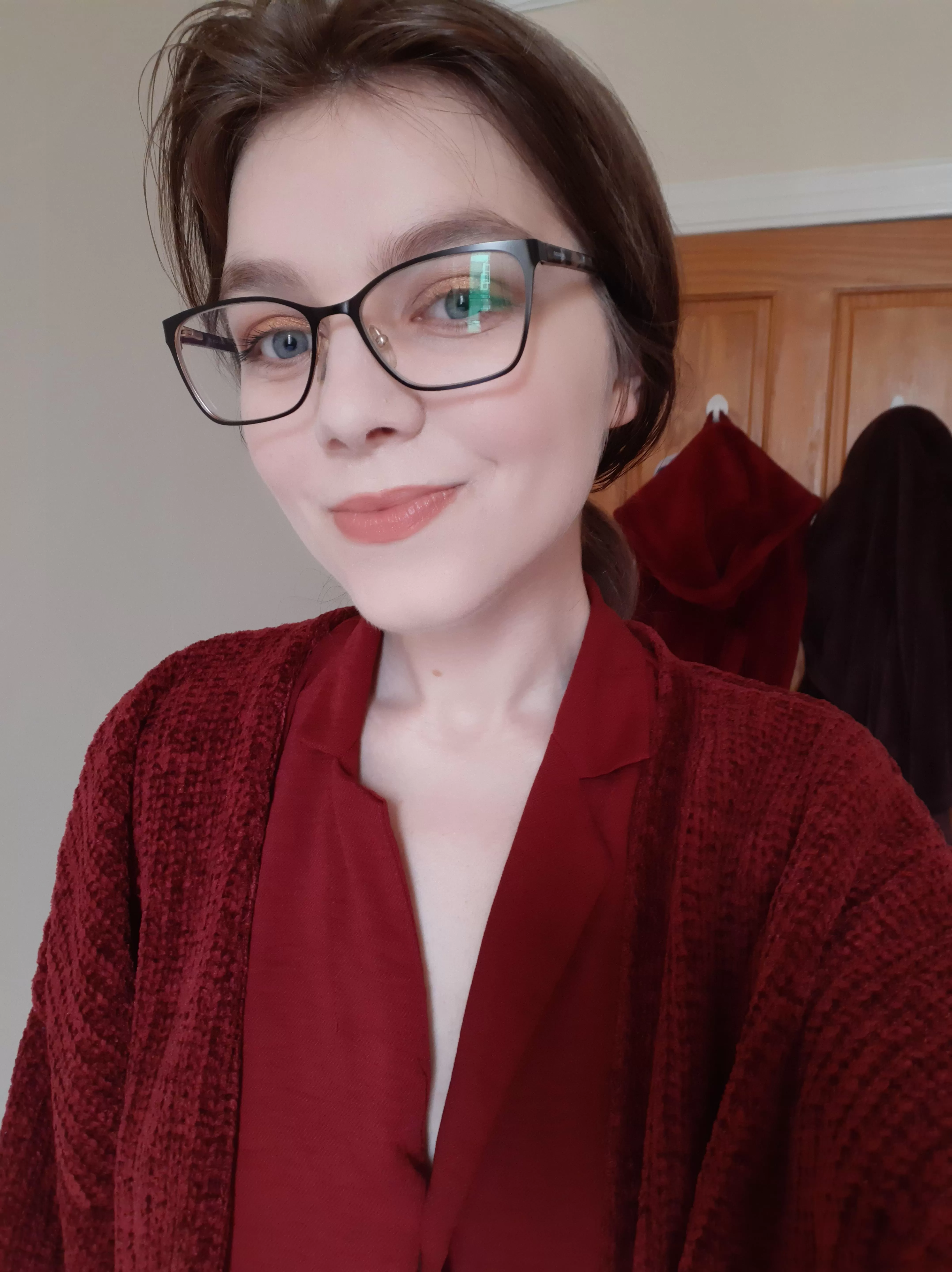 I really should wear my glasses more than I do but I constantly get told they look like porn glasses😅