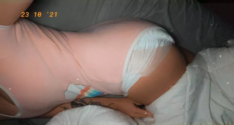 i want a daddy that’ll make me fill my diaper and make me leak before i get to get changed 🥺 i want full diapy butt pats pweeaaassee