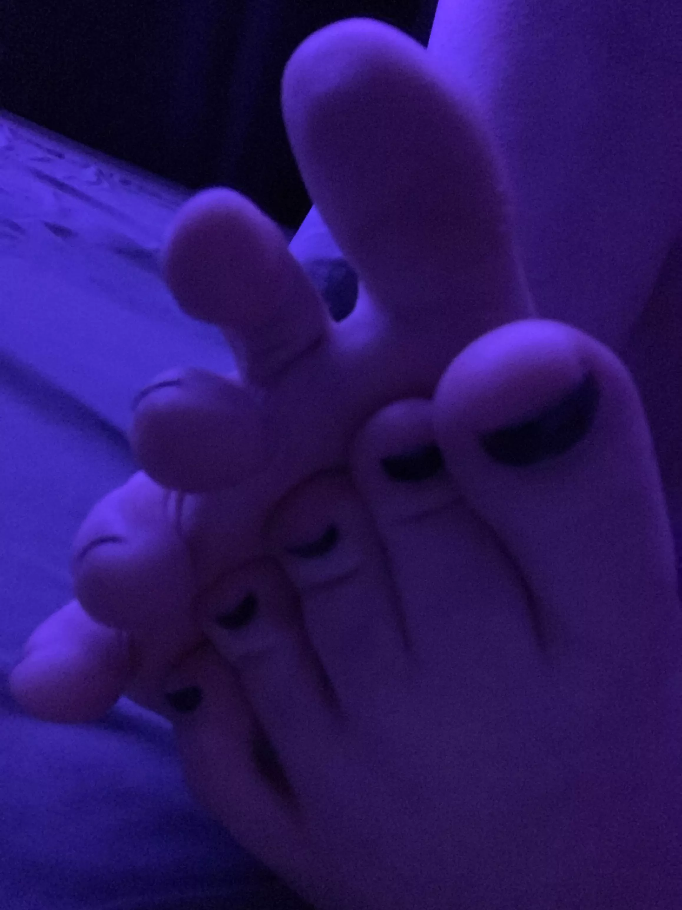 I want someone’s tongue between my toes… 🥺