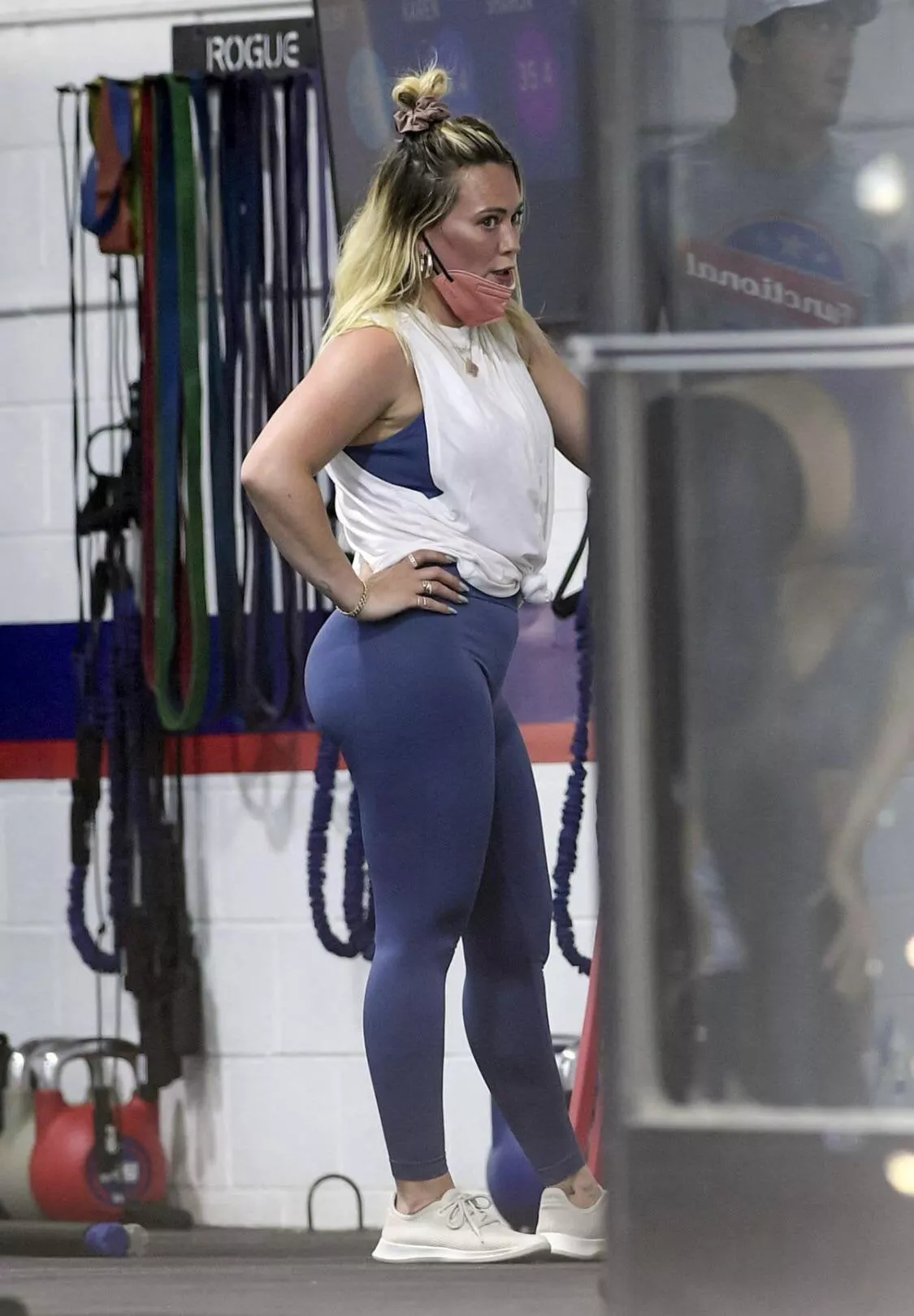 I want to pin Hilary duff against the wall and hump her ass in these leggings