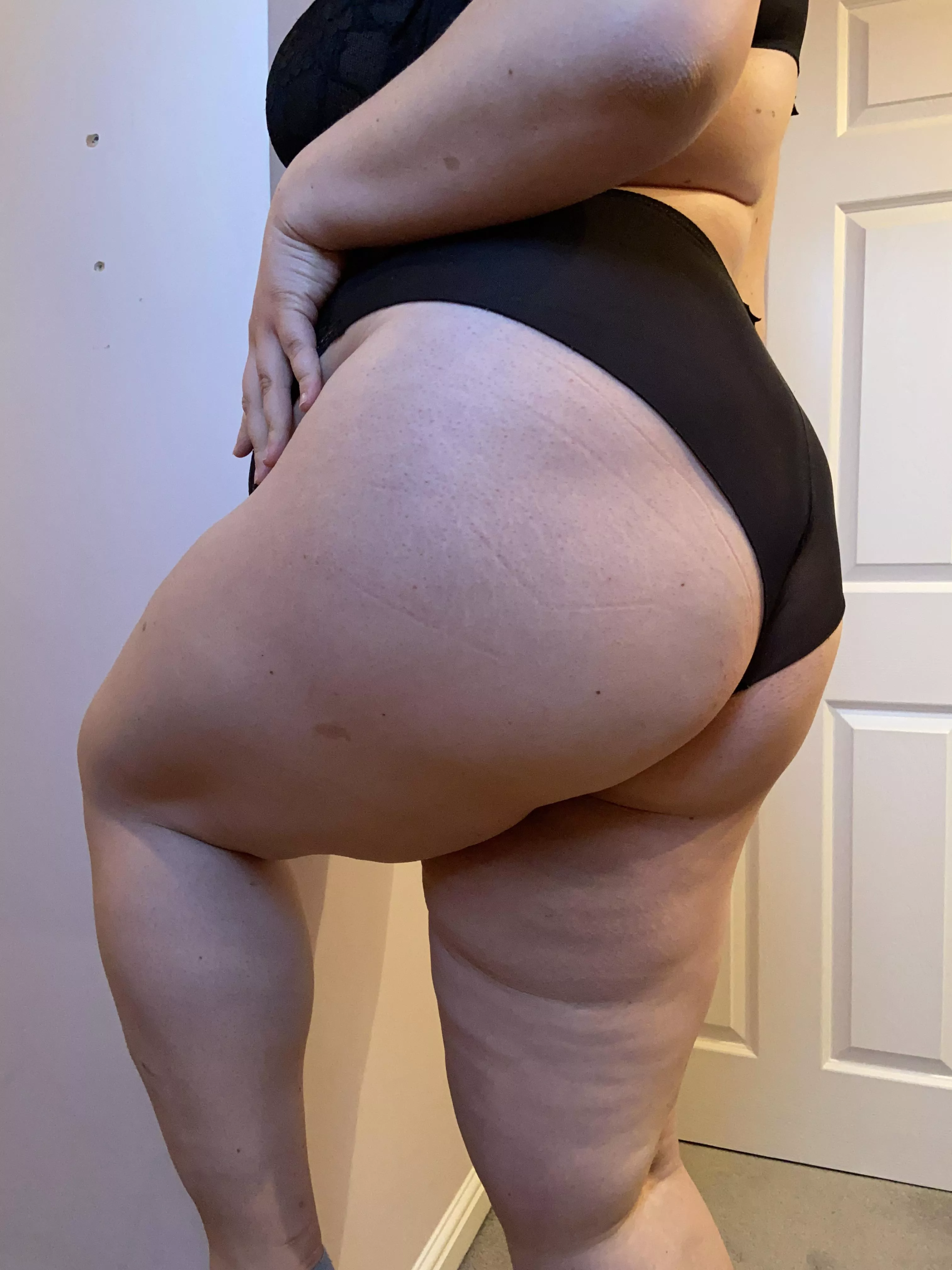 I want you to eat me out between my thick thighs, can you help?